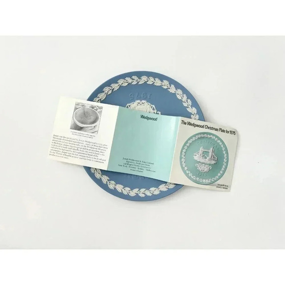 Tower Bridge Jasperware Wedgewood 1975 8" Christmas Plate w/ Original box - Picture 7 of 8